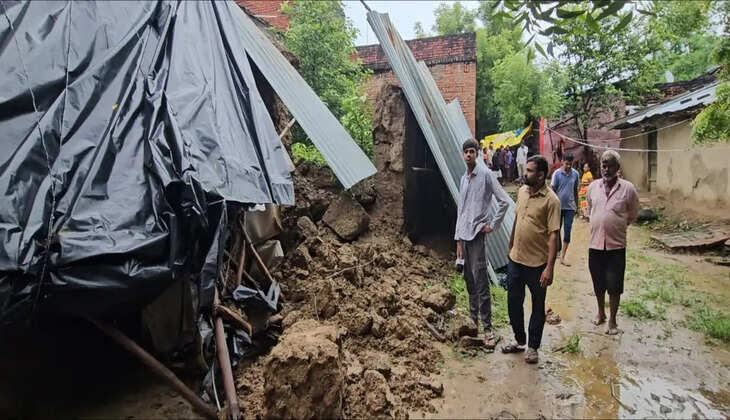 Prayagraj News: झूंसी के छतनाग नैका में भारी बारिश के बीच कच्ची दीवार गिरने से एक ही परिवार के तीन लोग घायल हो गए। NDRF ने रेस्क्यू कर अस्पताल पहुंचाया।