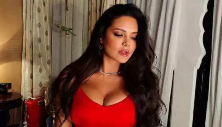 Esha Gupta: मिरर के सामने फोन की टॉर्च जलाकर ऐसी हरकतें करती दिखीं ईशा गुप्ता,&nbsp;वीडियो ने मचाया तहलका,&nbsp;फैंस हुए&nbsp;बेकाबू