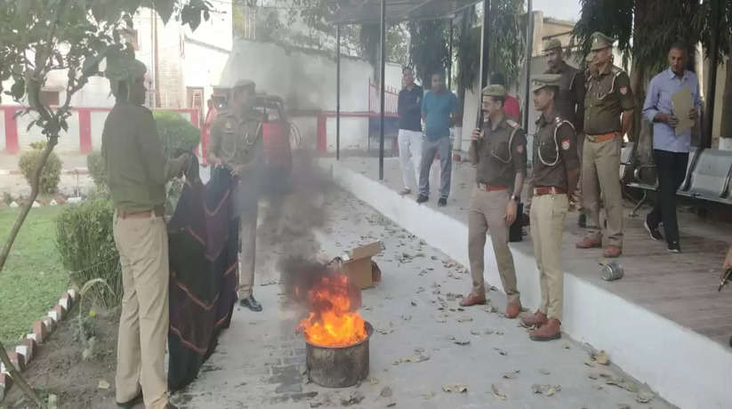 Chanduli News: पुलिस कर्मियों को दिया अग्नि सुरक्षा का डेमो