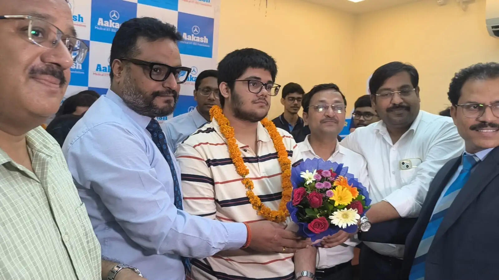 संस्थान में आयोजित प्रेसवार्ता के दौरान सेंटर डायरेक्टर विष्णु देव तिवारी एवं आनंद प्रकाश पांडेय, असिस्टेंट डायरेक्टर संजय तिवारी, रीजनल सेल्स ग्रोथ हेड अमित अवस्थी, मेडिकल विंग के एकेडमिक हेड इफ्तेखार अहमद अंसारी तथा ब्रांच हेड आफताफ अहमद मौजूद रहे।