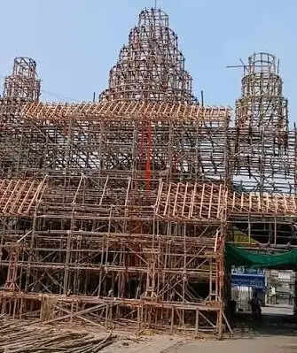 समिति के अनुसार इस वर्ष हथुआ मार्केट में दुर्गा पूजा पंडाल को कंबोडिया के अंकोरवाट स्थित विष्णु मंदिर की तर्ज पर तैयार किया जा रहा है। पंडाल को भव्य स्वरूप दिया जा रहा है और निर्माण कार्य लगभग 90 प्रतिशत पूरा हो चुका है। पंडाल की ऊंचाई करीब 80 से 90 फीट बताई गई है।