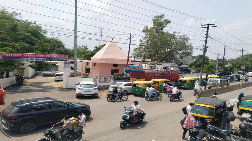 सड़क बनी पुलिस यार्ड, जनता बेहाल&hellip; सहजनवा थाने के बाहर हर दिन जाम और हादसे का खतरा