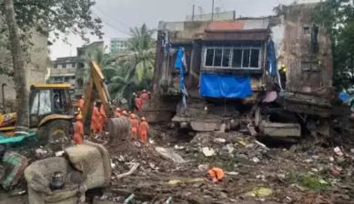 Mumbai Building Collapse: मुंबई के कुर्ला में चार मंजिला इमारत गिरी, तीन की मौत, कई लोगों के फंसे होने की आशंका