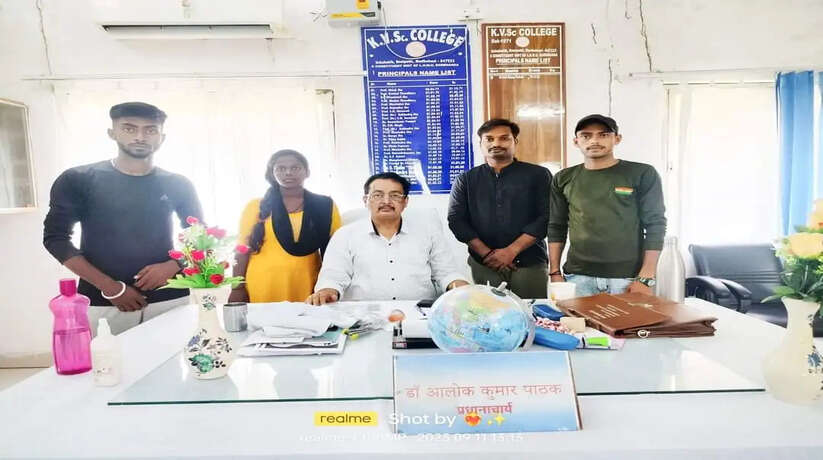 रेड रिबन क्लब प्रतियोगिता के लिए केवीएससी कॉलेज के तीन छात्रों को भेजा गया पटना