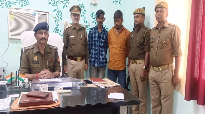 Chandauli News: कुछ माह पहले हुई गंगा रोड़ कस्बा चन्दौली स्थित स्टाफ नर्स के घर का ताला तोड़कर की गई चोरी का खुलासा