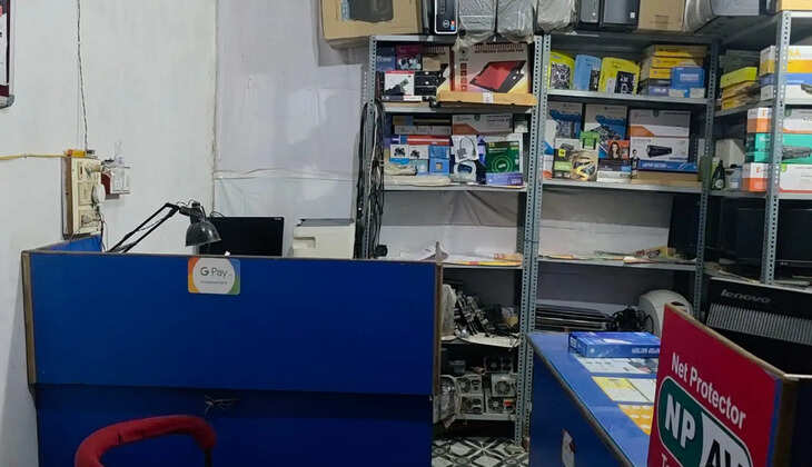चंदौली के मुगलसराय थाना क्षेत्र के मैनाताली में कंप्यूटर की दुकान में चोरी का मामला सामने आया है। चोर सात लैपटॉप समेत करीब सवा लाख रुपये का सामान ले गए। पुलिस जांच में जुटी है।