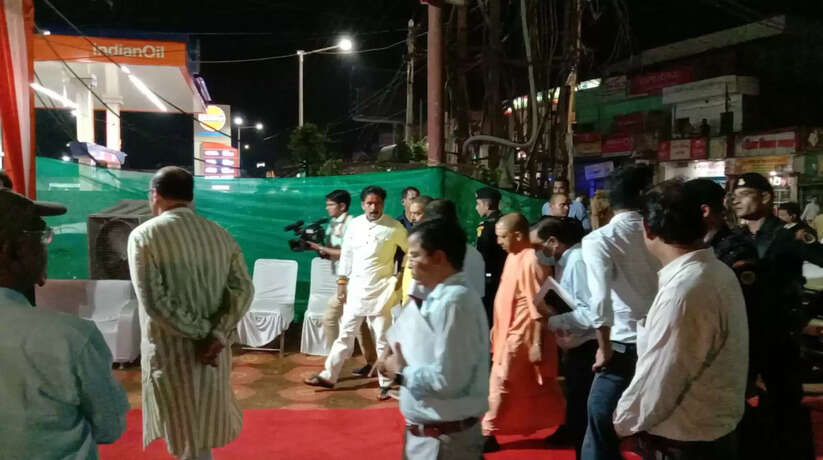 मुख्यमंत्री योगी आदित्यनाथ ने वाराणसी मंडल के विकास कार्यों एवं कानून व्यवस्था की गहन समीक्षा की