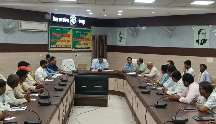 किसान दिवस में डीएम ने सुनी समस्याएं, अधिकारियों को समयबद्ध समाधान का निर्देश