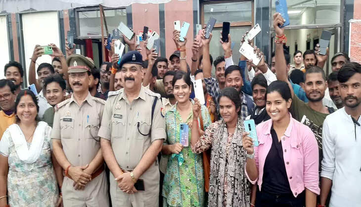 वाराणसी में रेलवे पुलिस ने चोरी हुये 201 मोबाइल फोन किया बरामद, पुलिस ने दूर दराज से आए लोगों को मोबाइल फोन किया सुपुर्द
