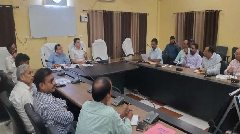 Chandauli News: जिलाधिकारी की अध्यक्षता में एनएचआई एवं लोक निर्माण विभाग की सड़कों के प्रगति की समीक्षा बैठक संपन्न