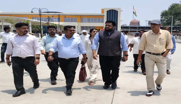 बलिया रेलवे स्टेशन के पुनर्विकास कार्यों का डीआरएम आशीष जैन ने किया निरीक्षण