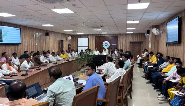 महापौर की अध्यक्षता में सेवा संकल्प अभियान की तैयारियों की समीक्षा