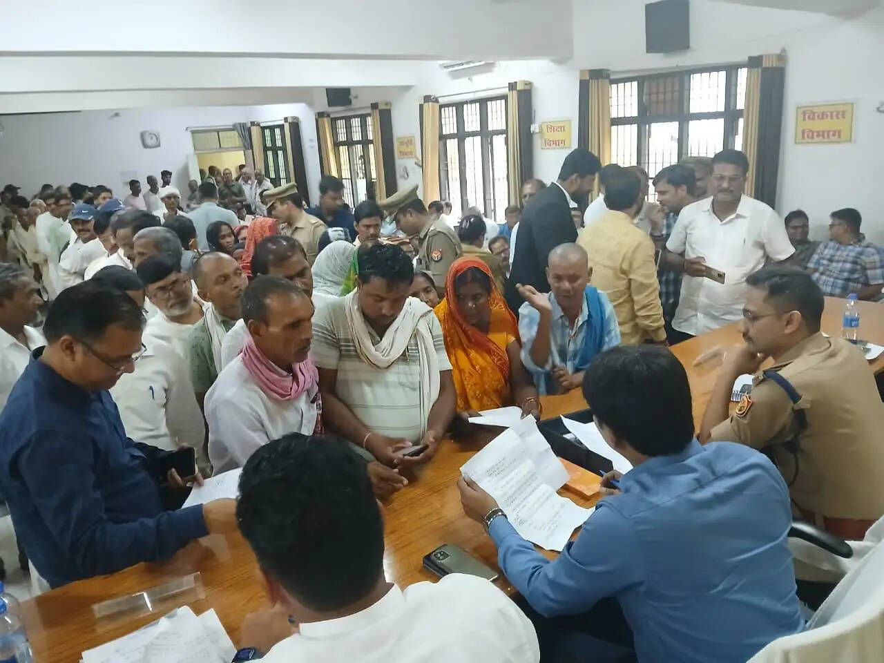 सम्पूर्ण समाधान दिवस में प्रभारी जिलाधिकारी आर. जगत साई ने कहा कि शासन की प्राथमिकता है कि आम नागरिकों की समस्याओं का शीघ्र और गुणवत्तापूर्ण समाधान किया जाए। उन्होंने अधिकारियों को निर्देश दिया कि गरीब, कमजोर और पीड़ित व्यक्तियों की शिकायतों का प्राथमिकता के आधार पर निस्तारण सुनिश्चित किया जाए। उन्होंने स्पष्ट चेतावनी दी कि शिकायतों को बिना ठोस कारण लंबित रखने वाले अधिकारियों के खिलाफ दंडात्मक कार्रवाई की जाएगी।