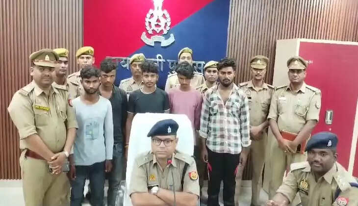 रायबरेली पुलिस को अपराधियों के खिलाफ अभियान में मिली बड़ी सफलता। पहली घटना लालगंज कोतवाली क्षेत्र की है, जहां पुलिस ने मोबाइल छीनने वाले एक गिरोह के पांच सदस्यों को गिरफ्तार किया। पुलिस ने आरोपियों के पास से घटना में इस्तेमाल की गई बाइक और दो मोबाइल फोन बरामद किए हैं। सभी पांचों अभियुक्तों को न्यायिक अभिरक्षा में जेल भेज दिया गया।  दूसरी घटना ऊंचाहार थाना क्षेत्र की है, जहां सार्वजनिक स्थान पर जुआ खेलते हुए 7 लोगों को गिरफ्तार किया गया। पुलिस ने उनके पास से ताश के पत्ते, ₹79,000 नकद और 3 मोटरसाइकिलें जब्त कीं। गिरफ्तार सभी अभियुक्तों को न्यायिक अभिरक्षा में भेजा गया।  तीसरी घटना डीह थाना क्षेत्र की है, जहां अनाज चोरी के आरोप में पुलिस ने चार लोगों को गिरफ्तार किया।   रायबरेली के अपर पुलिस अधीक्षक संजीव कुमार सिन्हा ने इस मामले की जानकारी दी।