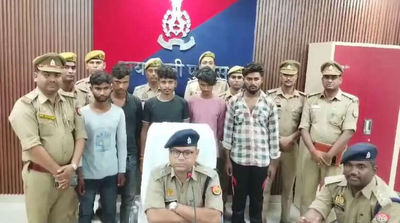 रायबरेली पुलिस को अपराधियों के खिलाफ अभियान में मिली बड़ी सफलता। पहली घटना लालगंज कोतवाली क्षेत्र की है, जहां पुलिस ने मोबाइल छीनने वाले एक गिरोह के पांच सदस्यों को गिरफ्तार किया। पुलिस ने आरोपियों के पास से घटना में इस्तेमाल की गई बाइक और दो मोबाइल फोन बरामद किए हैं। सभी पांचों अभियुक्तों को न्यायिक अभिरक्षा में जेल भेज दिया गया। दूसरी घटना ऊंचाहार थाना क्षेत्र की है, जहां सार्वजनिक स्थान पर जुआ खेलते हुए 7 लोगों को गिरफ्तार किया गया। पुलिस ने उनके पास से ताश के पत्ते, ₹79,000 नकद और 3 मोटरसाइकिलें जब्त कीं। गिरफ्तार सभी अभियुक्तों को न्यायिक अभिरक्षा में भेजा गया। तीसरी घटना डीह थाना क्षेत्र की है, जहां अनाज चोरी के आरोप में पुलिस ने चार लोगों को गिरफ्तार किया। रायबरेली के अपर पुलिस अधीक्षक संजीव कुमार सिन्हा ने इस मामले की जानकारी दी।