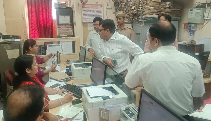 विकास भवन के कार्यालयों में गंदगी देख मंडलायुक्त सख्त, एक सप्ताह में व्यवस्था सुधारने का अल्टीमेटम