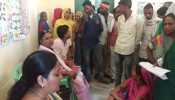 Raebareli News: आंगनबाड़ी कार्यकत्री ने बिना किसी निगरानी टीम के अपने घर पर किया राशन वितरण&nbsp;