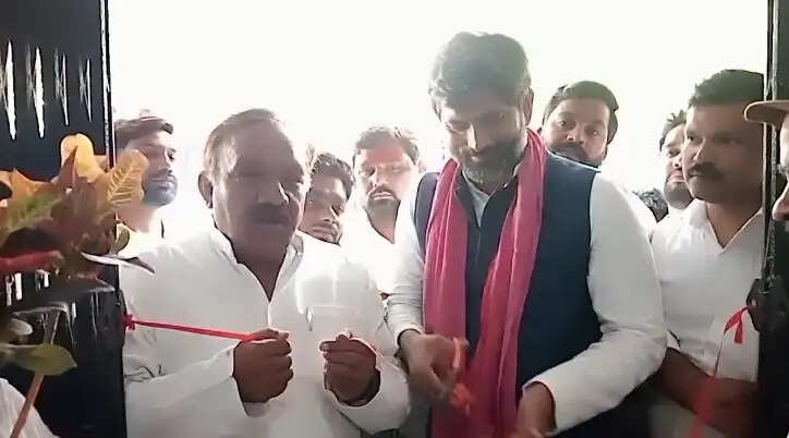 चंदौली में समाजवादी पार्टी ने अखिलेश यादव के 53वें जन्मदिन की पूर्व संध्या पर बाबा कीनाराम मेडिकल कॉलेज ब्लड बैंक में रक्तदान शिविर और वृक्षदान अभियान आयोजित किया। पार्टी ने 53 यूनिट रक्तदान का लक्ष्य रखा।
