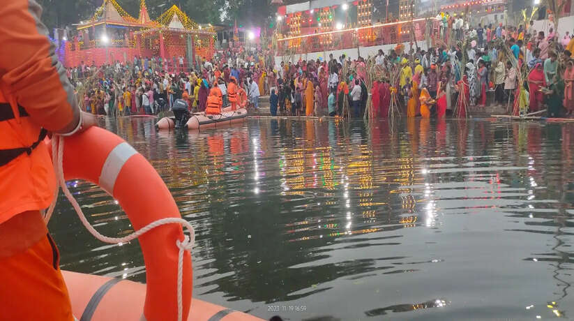 एनडीआरएफ छठ पूजा को सुरक्षित और सफल बनाने के लिए घाटों पर तैनात