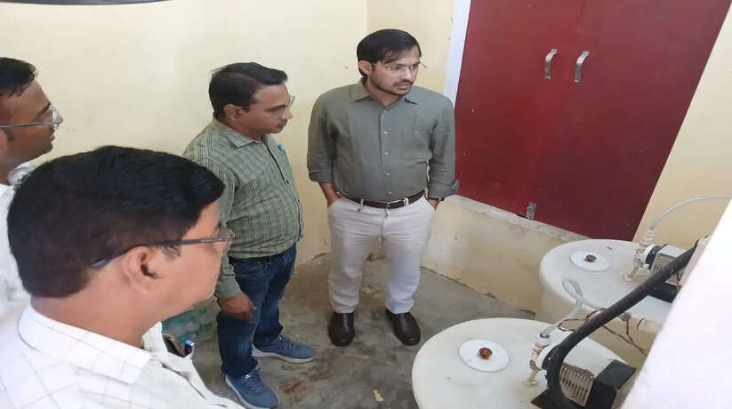 Chandauli News: जल जीवन मिशन की समीक्षा, डीएम ने पानी की गुणवत्ता और टंकियों की सफाई पर दिए सख्त निर्देश
