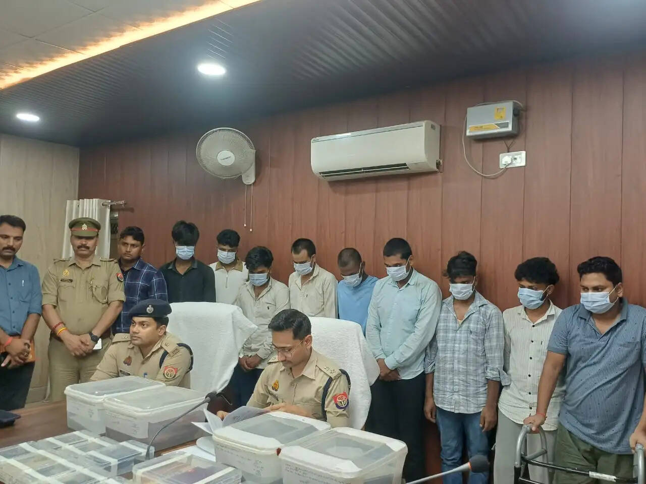 पुलिस के मुताबिक, विश्वास में लेने के बाद आरोपियों द्वारा संबंधित लोगों के डीमैट और ट्रेडिंग खातों की जानकारी हासिल की जाती थी। इसके बाद इन खातों को कथित तौर पर आरोपी स्वयं संभालते हुए शेयर बाजार में ट्रेडिंग करते थे। ट्रेडिंग में नुकसान होने पर उसका भार खाताधारक को उठाना पड़ता था। नुकसान होने के बाद आरोपी मोबाइल फोन बंद कर देते थे, जिससे ग्राहक उनसे संपर्क नहीं कर पाते थे।
