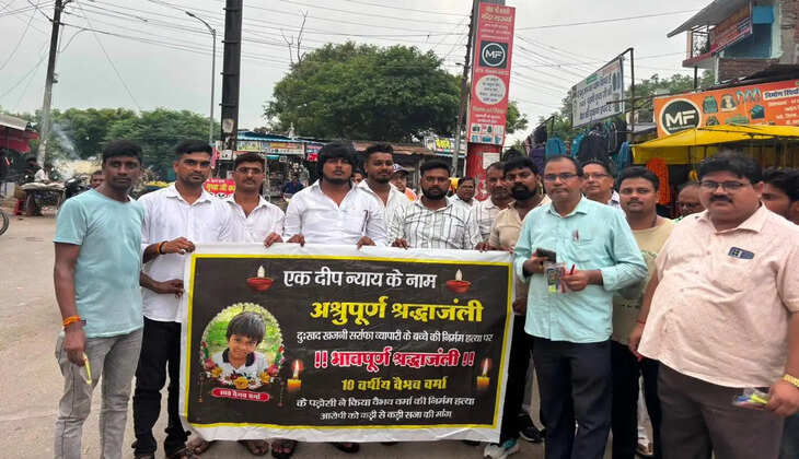 वैभव हत्याकांड पर फूटा आक्रोश, सहजनवा में वर्मा समाज और व्यापारियों का कैंडिल मार्च