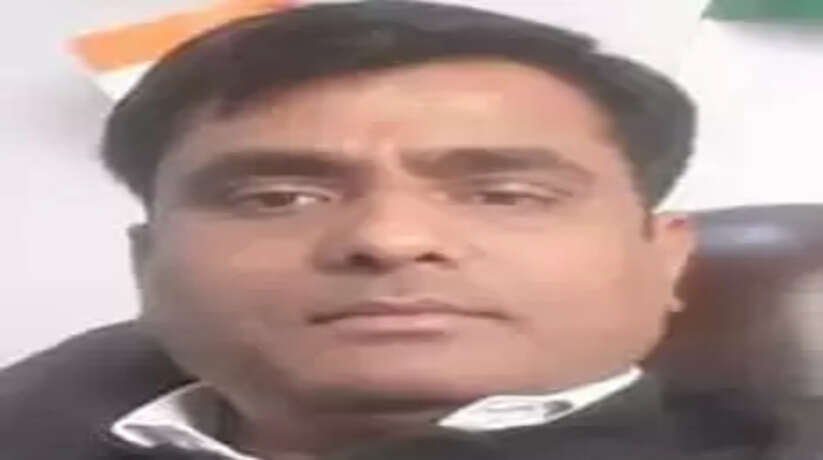 पचास से अधिक फिल्म निर्माताओं को चूना लगाने वाला नोएडा से गिरफ्तार  मुंबई। भोजपुरी फिल्म इंडस्ट्री के 50 से ज्यादा निर्माताओं को लाखों रुपए का चूना लगाने वाले आरोपी को पुलिस ने उत्तर प्रदेश के नोएडा से गिरफ्तार किया है। गिरफ्तार आरोपी का नाम दुर्गेश सिंह है। ओशिवारा पुलिस ने सिंह को साल 2016 में दर्ज एक ठगी के मामले में गिरफ्तार किया गया है। नोएडा की सूरजपुर कोर्ट में पेशी के बाद आरोपी को ट्रांजिट रिमांड पर मुंबई भेज दिया गया है। दुर्गेश के खिलाफ फिल्म फाइनांसर मनोज ओझा नाम के शख्स ने शिकायत दर्ज कराई थी। मनोज के मुताबिक दुर्गेश से उनकी पहचान एक दूसरे दोस्त के जरिए हुई। दुर्गेश ने उन्हें बताया था कि वह भोजपुरी फिल्मों और गानों के प्रसारण अधिकार खरीदता है, लेकिन कई बार पैसों की कमी के चलते सौदा नहीं हो पाता।  संगीत व सेटेलाईट अधिकार खरीदने के बहाने करता था धोखाधड़ी  दुर्गेश ने ओझा से 20 लाख रुपयों का करार किया था जिसके तहत वह जरूरत पड़ने पर पैसे का इस्तेमाल करता और बदले में मुनाफे में से ओझा को हिस्सा देता। ओझा ने बताया कि दुर्गेश ने पैसों का इस्तेमाल कर लिया, लेकिन मुनाफे में हिस्सा कभी नहीं दिया। दुर्गेश ने ओझा को समझौते के तहत बतौर सिक्योरिटी कुछ फिल्मों के अधिकार दिए थे। पैसे न देने की सूरत में वे इसका इस्तेमाल कर सकते थे। छह महीने बाद जब फिल्म टुडे मैग्जीन में नोटिस छपवाई तो पता चला कि जिन फिल्मों के अधिकार दुर्गेश ने बेचे थे वह उसकी नहीं किसी और किसी की फिल्में थीं। इसके बाद ओझा ने ओशिवरा पुलिस स्टेशन में FIR दर्ज कराई। दुर्गा प्रसाद मजूमदार ने भी उसके खिलाफ शिकायत दर्ज कराई है। आर्या म्यूजिक नाम की कंपनी का मालिक दुर्गेश अपना यूट्यूब चैनल भी चलाता है।  धोखाधड़ी के कई शिकार  दुर्गेश के खिलाफ 50 निर्माताओं ने फिल्म निर्माताओं के संगठन इम्पा में धोखाधड़ी की शिकायत की है। दरअसल दुर्गेश भोजपुरी फिल्म निर्माताओं से संपर्क करता था और प्रसारण अधिकार के लिए मोटी रकम देने का वादा करता था। इसके बाद 10 फीसदी अग्रिम भुगतान कर वह एग्रीमेंट बना लेता था। इसके बाद वह फिल्में अपने यू ट्यूब चैनल पर प्रदर्शित कर कमाई करता था जबकि निर्माताओं को पैसे नहीं देता था। निर्माता किसी और को प्रसारण का अधिकार बेचना चाहें तो वह एग्रीमेंट के आधार पर विरोध करता था।