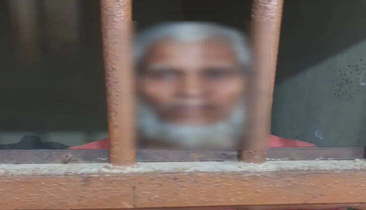 जमीनी विवाद में परिवार पर हमला, पीपीगंज पुलिस ने एक आरोपी को दबोचा गोरखपुर। पीपीगंज थाना क्षेत्र के मोहम्मदपुर पचवारा खास में जमीनी विवाद को लेकर दो पक्षों के बीच हुए विवाद के बाद एक परिवार पर हमला किए जाने का मामला सामने आया है। मारपीट में कई लोगों के गंभीर रूप से घायल होने की सूचना है। पीड़ित पक्ष की तहरीर पर मुकदमा दर्ज करने के बाद पुलिस ने कार्रवाई करते हुए एक आरोपी को गिरफ्तार कर लिया है।  पुलिस के अनुसार घटना 9 अगस्त 2026 की है। जमीनी विवाद को लेकर दोनों पक्षों के बीच कहासुनी के बाद मामला बढ़ गया। आरोप है कि इसी दौरान खुशी मोहम्मद ने अपने साथियों के साथ मिलकर वादी और उसके परिवार के सदस्यों के साथ मारपीट शुरू कर दी। हमले में पीड़ित पक्ष के कई लोगों को चोटें आईं। घटना के बाद पीड़ितों ने पुलिस को सूचना दी और थाने में तहरीर दी।  मुकदमा दर्ज होने के बाद शुरू हुई तलाश पीड़ित पक्ष की शिकायत के आधार पर पीपीगंज थाने में मुकदमा अपराध संख्या 299/2026 दर्ज किया गया। मामले में भारतीय न्याय संहिता की धारा 191(2), 115(2), 352, 351(3), 109 और 324(4) के तहत मुकदमा दर्ज कर पुलिस ने आरोपियों की तलाश शुरू की।  विवेचना के दौरान पुलिस टीम ने मामले में वांछित आरोपी खुशी मोहम्मद पुत्र रियासत अली, निवासी मोहम्मदपुर पचवारा खास, थाना पीपीगंज, गोरखपुर को गिरफ्तार कर लिया।  अन्य आरोपियों की भूमिका की भी जांच पुलिस के अनुसार गिरफ्तार आरोपी से घटना के संबंध में पूछताछ की जा रही है। साथ ही पुलिस यह भी पता लगा रही है कि घटना में शामिल अन्य लोगों की क्या भूमिका रही है। मामले में उपलब्ध साक्ष्यों के आधार पर आगे की कार्रवाई की जा रही है।  गिरफ्तार आरोपी के खिलाफ पुलिस ने आवश्यक कानूनी कार्रवाई शुरू कर दी है। पुलिस का कहना है कि जमीनी विवाद से जुड़े इस मामले की विवेचना निष्पक्ष तरीके से की जा रही है और जांच में सामने आने वाले तथ्यों के आधार पर आगे कार्रवाई की जाएगी।
