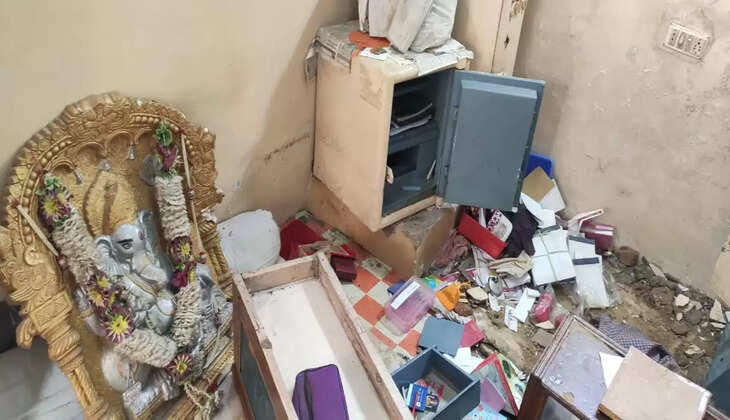 आभूषण की दुकान में दीवार तोड़ कर चोरी, नगदी समेत 10 लाख का जेवर ले गए चोर&nbsp;