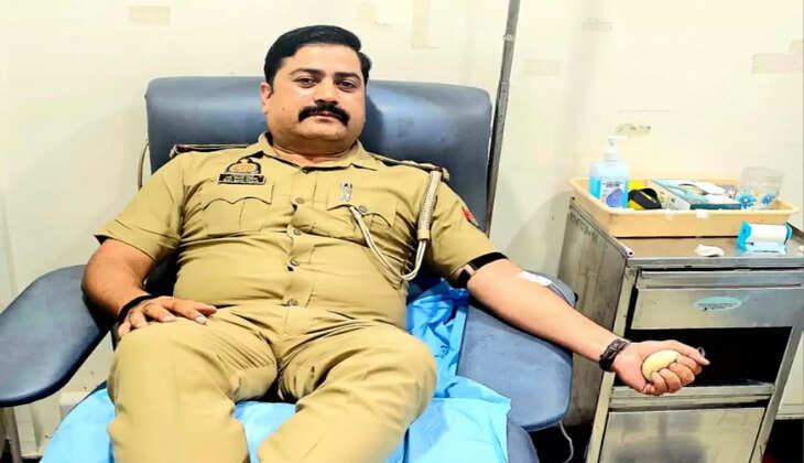 चौबेपुर थाना प्रभारी रविकांत मलिक ने मारपीट में घायल को दिया रक्तदान