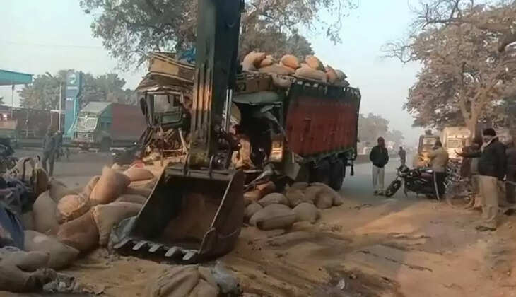 Chandauli News: चंदौली में गेहूं लदे ट्रक और ट्रेलर की जोरदार टक्कर, ट्रक चालक केबिन में फंसा
