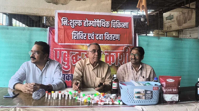 Varanasi News, Severe heat in Varanasi, Protection from heat wave, Homeopathic Health Camp, Free Medicine Distribution, Pahadi Fruit Market, Traffic Police Line, Glonine 200, Varanasi Health Camp, Heatwave News UP, Varanasi Heatwave Alert