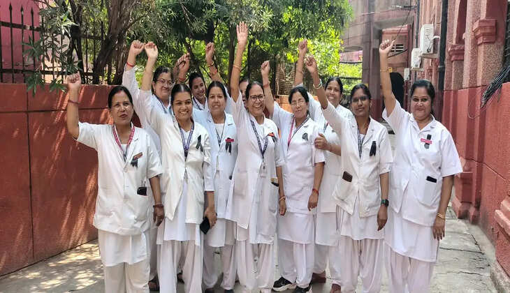 वाराणसी में नर्सिंग कर्मचारियों का विरोध, 13 सूत्रीय मांगों के समर्थन में आंदोलन