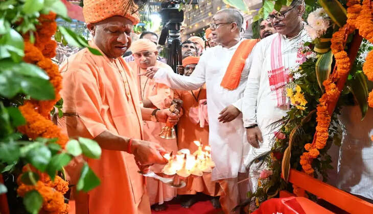 मध्यरात्रि में गोरखनाथ मंदिर में जन्मे कान्हा, सीएम योगी ने उतारी आरती
