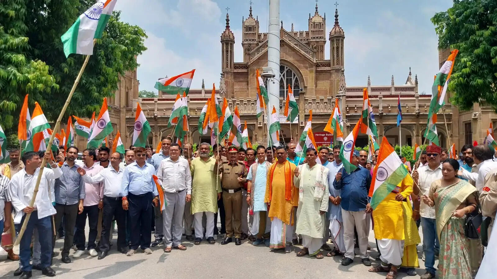 कुलपति ने कहा कि ‘हर घर तिरंगा’ केवल एक अभियान नहीं, बल्कि राष्ट्रीय गौरव, एकता, स्वतंत्रता और देश के प्रति समर्पण की भावना को मजबूत करने का माध्यम है। उन्होंने कहा कि प्रत्येक नागरिक को आत्मिक भाव के साथ तिरंगा फहराकर राष्ट्रध्वज के प्रति सम्मान और देशभक्ति की भावना को मजबूत करना चाहिए।