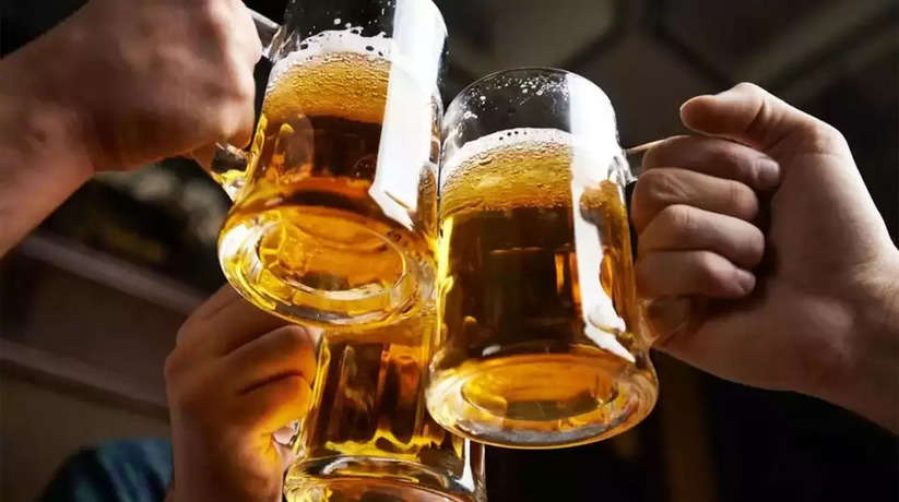 शराब के शौकीनों को लग सकता है बड़ा झटका ! जल्द बढ़ सकते हैं बीयर और कैन के दाम