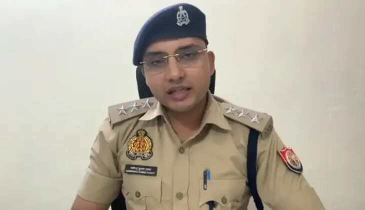 चंदौली में 3.92 करोड़ का सोना बरामद, कार के गियर बॉक्स के नीचे बना रखा था गुप्त बॉक्स; दो गिरफ्तार  चंदौली। बिहार से दिल्ली की ओर जा रही एक KIA Carens कार से चंदौली पुलिस और स्वाट/SOG टीम ने बड़ी मात्रा में सोना बरामद किया है। पुलिस के मुताबिक, कार के गियर बॉक्स के नीचे बनाए गए विशेष बॉक्स में छिपाकर सोना ले जाया जा रहा था। मामले में दो लोगों को गिरफ्तार किया गया है।  पुलिस के अनुसार, बरामद पीली धातु का कुल वजन 2 किलो 565.720 ग्राम है, जिसकी अनुमानित कीमत करीब 3 करोड़ 92 लाख रुपये बताई गई है। बरामदगी के बाद आयकर विभाग और राजस्व आसूचना विभाग को भी मामले की जानकारी दी गई।  मुखबिर की सूचना पर हाईवे पर चेकिंग  पुलिस को सूचना मिली थी कि सफेद रंग की KIA Carens कार संख्या HR22W2830 से दो लोग बिहार की तरफ से दिल्ली जा रहे हैं और उनके पास अवैध रूप से सोना रखा हुआ है। सूचना के आधार पर थाना चंदौली पुलिस और स्वाट/SOG टीम ने नवही पुलिया हाईवे पर वाहनों की जांच शुरू की।  इसी दौरान संदिग्ध कार को बिहार की तरफ से आते हुए देखा गया। पुलिस ने कार को रुकने का इशारा किया, लेकिन चालक ने वाहन को साइड से निकालकर भागने का प्रयास किया। पुलिसकर्मियों ने तत्परता दिखाते हुए वाहन को रोक लिया।  गियर बॉक्स के नीचे मिला गुप्त बॉक्स  पूछताछ के दौरान चालक की पहचान जुबेर मुबारक शेख, निवासी सांगली, महाराष्ट्र के रूप में हुई। उसके साथ बैठे व्यक्ति ने अपना नाम मनीष कुमार, निवासी फतेहाबाद, हरियाणा बताया।  पुलिस के मुताबिक, वाहन को भगाने की वजह पूछने पर दोनों ने बताया कि कार के गियर बॉक्स के नीचे एक विशेष बॉक्स बनाकर उसमें सोना छिपाया गया है और वे इसे दिल्ली लेकर जा रहे थे।  इसके बाद दोनों की निशानदेही पर गियर बॉक्स के नीचे बनाए गए बॉक्स को खोला गया। वहां कपड़े के लंबे बेल्ट में भूरे रंग के सेलो टेप से लपेटकर रखी गई दो सिल्लियां बरामद हुईं। दोनों ने बरामद पीली धातु को सोना बताया। हालांकि, उसके संबंध में कोई वैध दस्तावेज प्रस्तुत नहीं किया जा सका।  वजन कराया गया तो 2.565 किलो निकला सोना  पुलिस ने बरामदगी की जानकारी आयकर विभाग और राजस्व आसूचना विभाग को दी। संबंधित अधिकारियों की मौजूदगी में सरकारी वैल्यूअर/सुनार के माध्यम से बरामद धातु की जांच और वजन कराया गया।  जांच में कुल वजन 2 किलो 565.720 ग्राम पाया गया। वैल्यूअर के अनुसार इसकी अनुमानित कीमत करीब 3 करोड़ 92 लाख रुपये है। आयकर विभाग की प्रारंभिक जानकारी के अनुसार बरामद पीली धातु विदेश में निर्मित सोना बताया गया है।  पुलिस की कार्रवाई पूरी होने के बाद बरामद सोना नियमानुसार Revenue Intelligence Department को सुपुर्द कर दिया गया।  दो आरोपी गिरफ्तार  इस मामले में पुलिस ने दो आरोपियों को गिरफ्तार किया है&mdash;  जुबेर मुबारक शेख, निवासी अहिल्या नगर, थाना शांगली, जिला शांगली, महाराष्ट्र। मनीष कुमार, निवासी लाजपत नगर, जिला फतेहाबाद, हरियाणा।  पुलिस ने आरोपियों के पास से 5 मोबाइल फोन और सोना छिपाने के लिए इस्तेमाल की गई KIA Carens कार HR22W2830 भी बरामद की है।  चंदौली पुलिस और SOG की संयुक्त कार्रवाई  पूरी कार्रवाई थाना चंदौली पुलिस और स्वाट/SOG टीम ने संयुक्त रूप से की। पुलिस के अनुसार, गिरफ्तार आरोपियों के खिलाफ नियमानुसार आवश्यक विधिक कार्रवाई की जा रही है। बरामद सोने को संबंधित विभाग को सौंप दिया गया है और मामले में आगे की जांच जारी है।