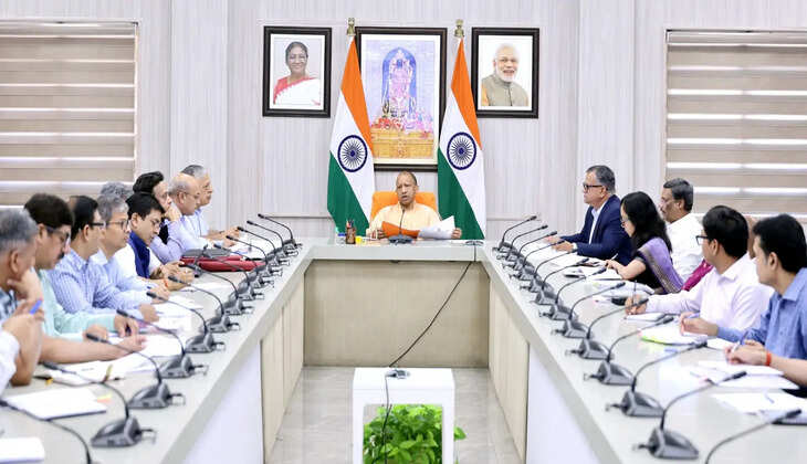 मुख्यमंत्री योगी आदित्यनाथ ने लखनऊ में स्टेट ट्रांसफॉर्मेशन कमीशन की बैठक में इलेक्ट्रिक बसों, एक्सप्रेस-वे, डिफेंस कॉरिडोर, टेक्सटाइल पार्क और जेवर एयरपोर्ट परियोजनाओं की समीक्षा की।