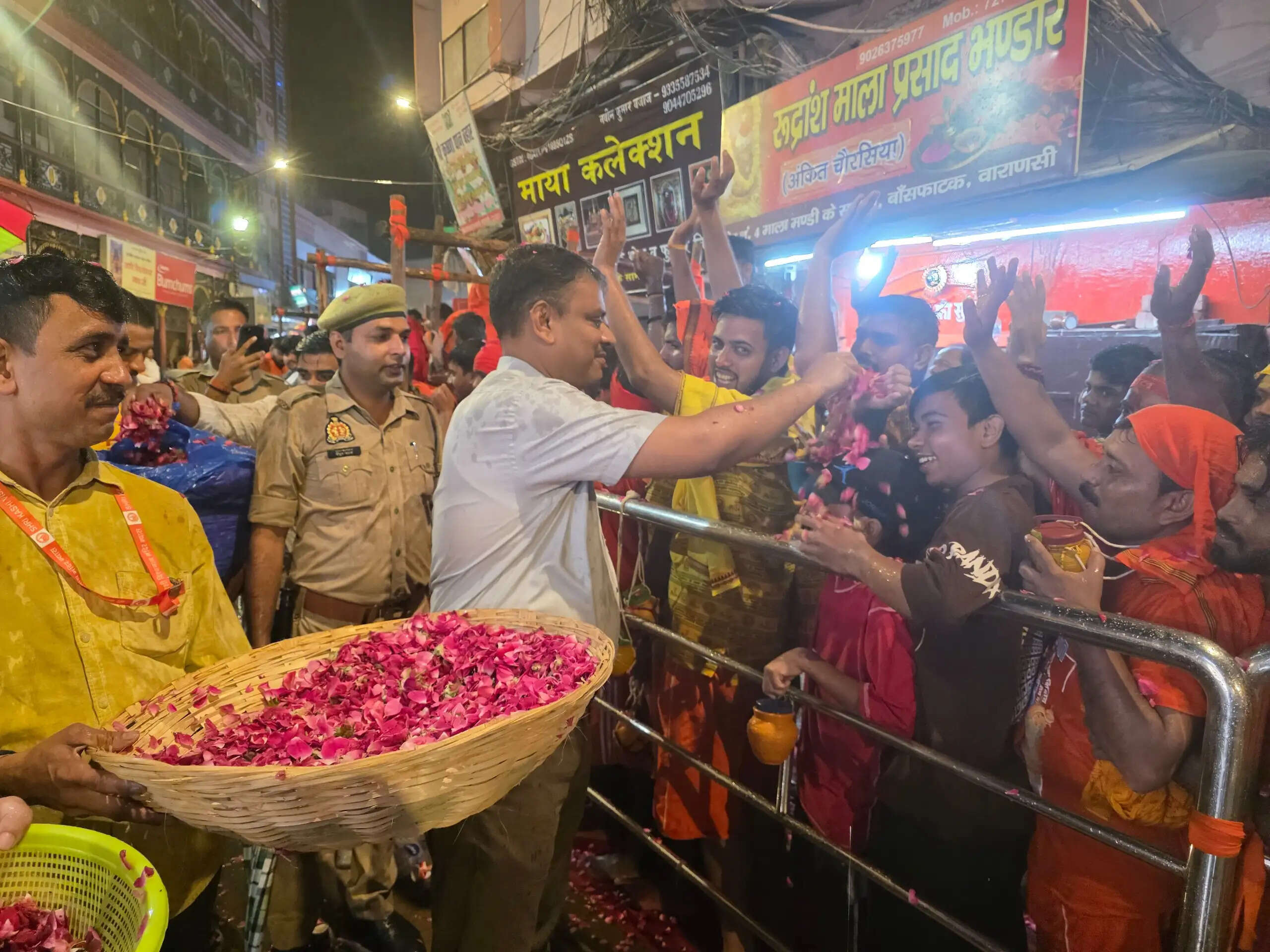 लक्सा, मैदागिन, मंडुवाडीह, चितरंजन पार्क और अन्य स्थानों पर बनाए गए कांवड़िया शिविरों में श्रद्धालुओं के लिए विश्राम, भोजन और चिकित्सा की व्यवस्था की गई। पूरी रात भजन-कीर्तन, शिव स्तुति और सेवा कार्यों का सिलसिला चलता रहा। सुबह गंगा स्नान के बाद श्रद्धालु जल लेकर बाबा विश्वनाथ के दर्शन के लिए रवाना हुए।