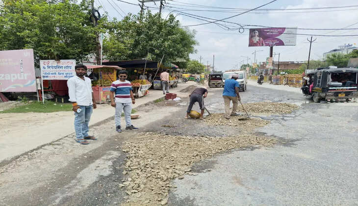मीरजापुर के नटवा तिराहे पर गड्ढों और जलजमाव की समस्या के बाद सड़क मरम्मत कार्य दोबारा शुरू कराया गया। स्थानीय लोगों ने प्रशासन की कार्रवाई पर राहत जताई।