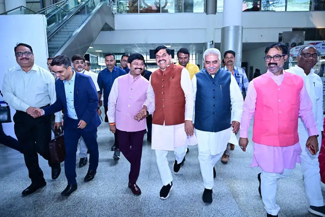 Mohan Yadav Varanasi visit, MP CM in Kashi, Babatpur airport news, Lal Bahadur Shastri airport Varanasi, BJP leaders welcome CM, UP political news today, Varanasi latest news, Mohan Yadav arrival news, BJP karyakarta welcome, varanasi airport news, UP MP leaders meeting, political visit Kashi, mohan yadav news Hinglish, varanasi breaking news, babatpur airport update, UP politics news