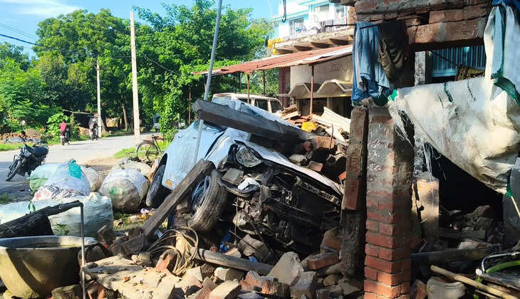 चंदौली में नशे में धुत कार चालक ने घर में मारी जोरदार टक्कर, पति-पत्नी गंभीर घायल