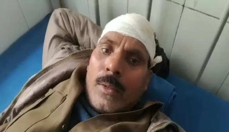 कैमूर में&nbsp;गोदाम पर खाद की लाइन लगाने को लेकर सिपाही व किसान में भिड़ंत, सिपाही घायल