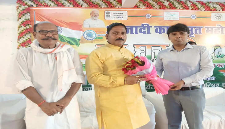 चंदौली के नियामताबाद में &lsquo;हर घर तिरंगा&rsquo; अभियान के तहत भव्य तिरंगा यात्रा निकाली गई। विधायक रमेश जायसवाल और डीएम चंद्र मोहन गर्ग की मौजूदगी में सैकड़ों छात्र-छात्राओं व नागरिकों ने हिस्सा लिया।