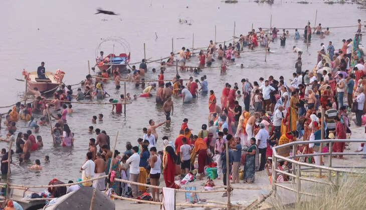Ganga Dussehra: भीषण गर्मी के बीच गंगा स्नान को उमड़ी भीड़, हर-हर महादेव से गूंजे घाट