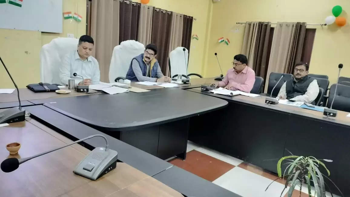 Chandauli News: As soon as he took charge, the District Magistrate held a meeting with the officials in the Collectorate Auditorium.