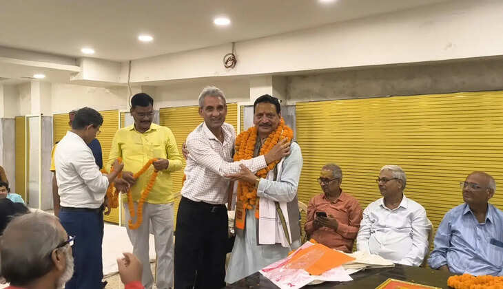 विधिवत पूजन के बाद मुख्य अतिथि श्री नागेश्वर सिंह, श्री प्रभास झा एवं श्री गणेश शास्त्री तथा विशिष्ट अतिथि डॉ. बुद्ध सागर अवस्थी एवं श्री विनोद शंकर पांडेय का सम्मान एवं उद्बोधन हुआ। वक्ताओं ने शिक्षक हितों, अधिकारों और सम्मान की रक्षा के लिए मजबूत एवं संघर्षशील नेतृत्व की आवश्यकता पर जोर दिया।