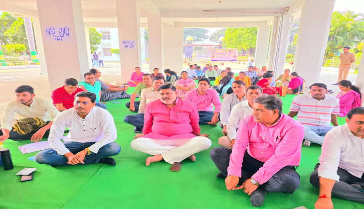 अयोध्या में शिक्षकों के समर्थन में धरना स्थल पर पहुंचे पूर्व मंत्री तेज नारायण पांडे पवन