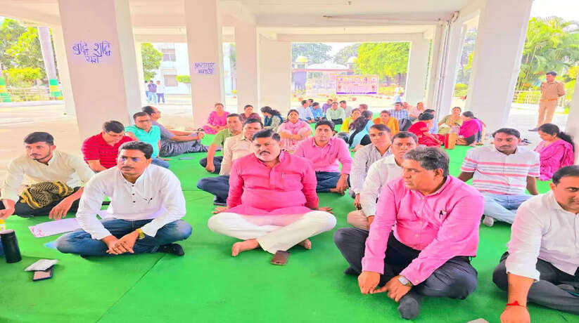 अयोध्या में शिक्षकों के समर्थन में धरना स्थल पर पहुंचे पूर्व मंत्री तेज नारायण पांडे पवन