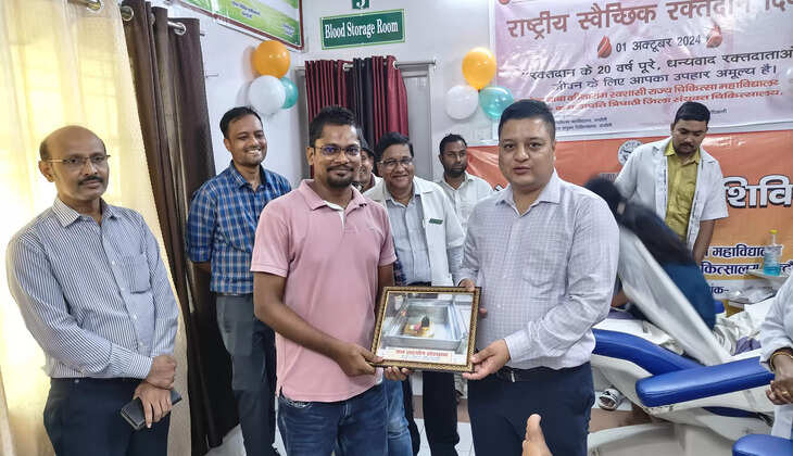 चंदौली में ब्लड डोनेट करने में अहम योगदान देने वाले लोगों को जिलाधिकारी द्वारा किया गया सम्मानित, इस अवसर पर कुल 33 यूनिट कराया गया&nbsp;रक्तदान